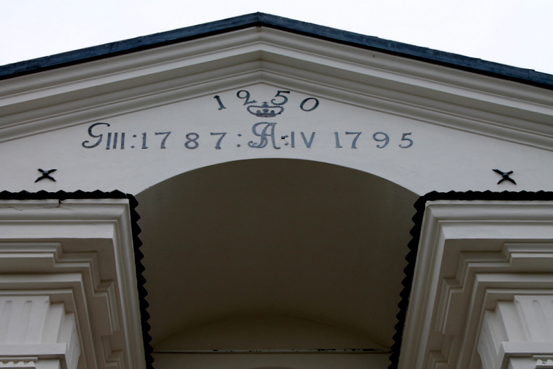 Pedersöre kyrka. Årtalet 1250 ovanför huvudporten.