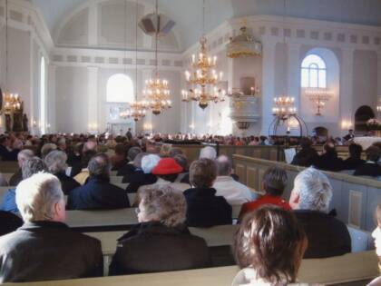 Pedersöre kyrka full med människor.