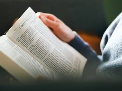 En uppslagen bibel