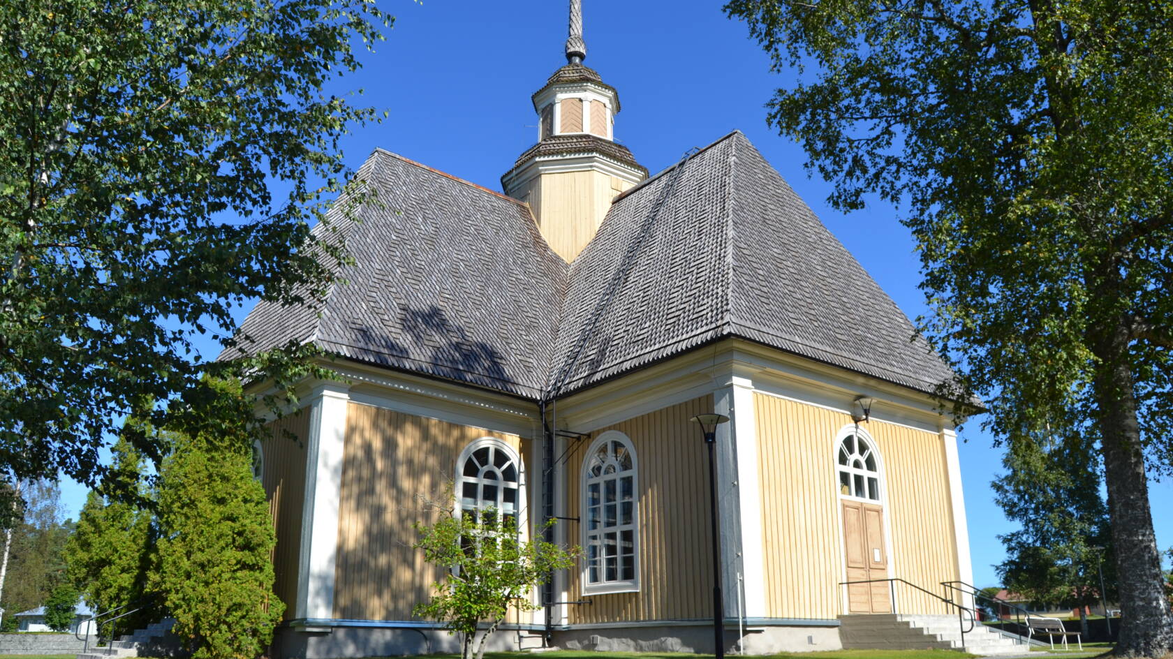 Purmon kirkko keltaisella puujulkisivullaan.