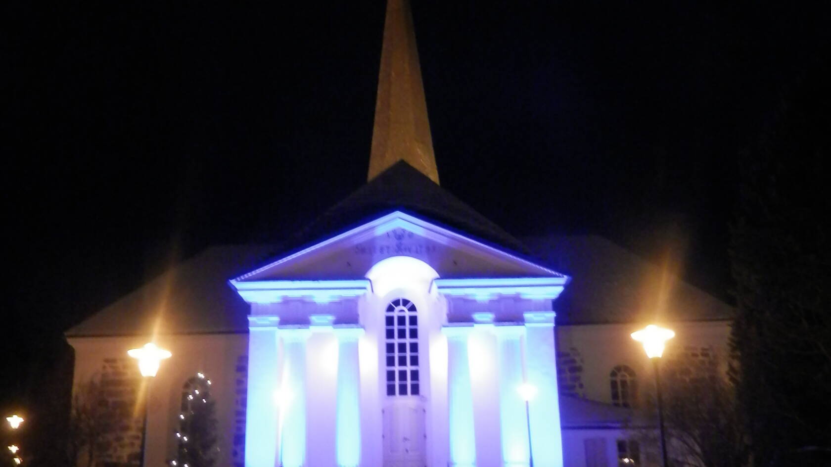 Pedersöre kyrka i blått lampsken.