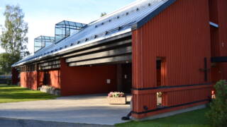 Purmo kyrkhem i morgonsol.