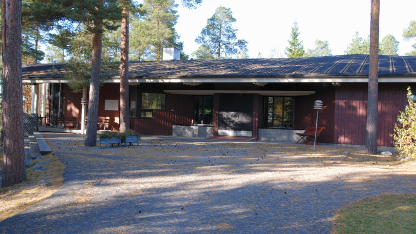 Huvudbyggnaden vid Merilä verksamhetscentrum.