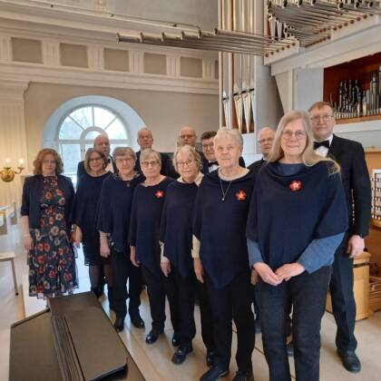 Kyrkokören på läktaren i Pedersöre kyrka.