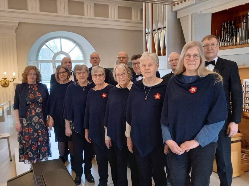 Kyrkokören på läktaren i Pedersöre kyrka.