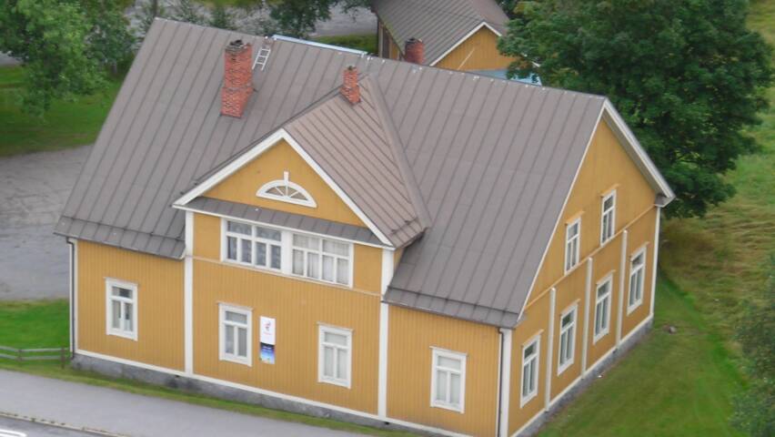 Missionsstugan, ett gult trähus.