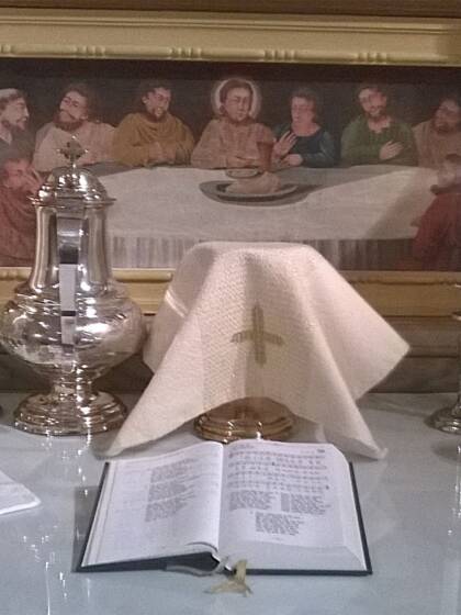 Altaret i Purmo kyrka dukat till nattvard