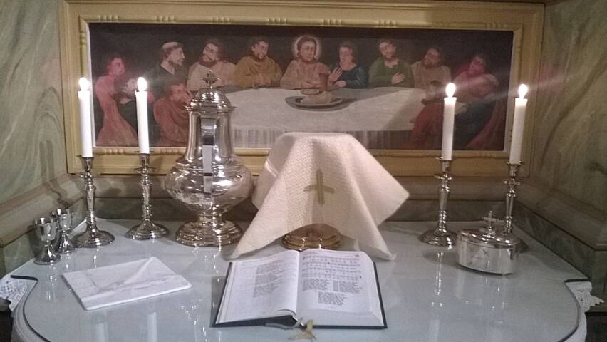 Altaret i Purmo kyrka dukat till nattvard