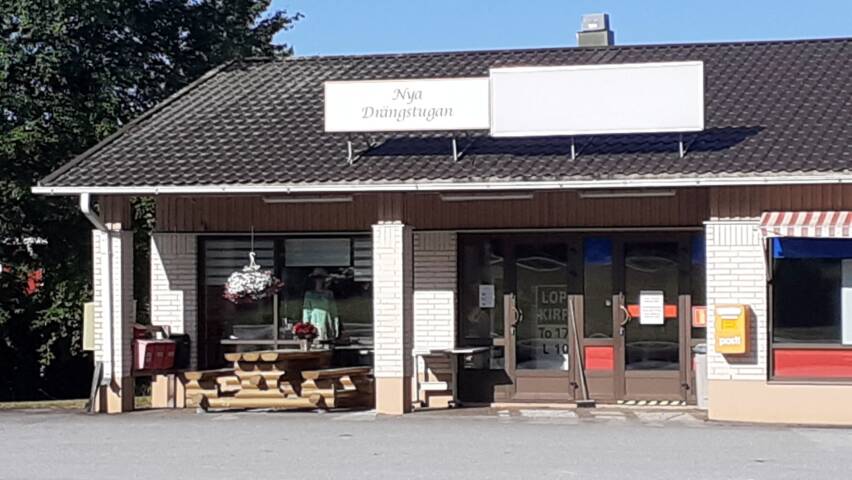 Den vita byggnaden där Nya Drängstugan i Purmo finns.