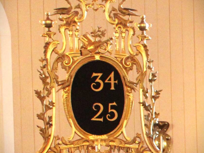 Den utsirade siffertavlan i Esse kyrka.