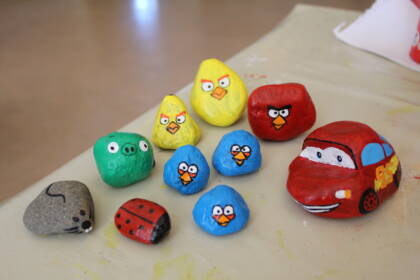 målade stenar i glada färger, föreställande Angry Birds och Blixten