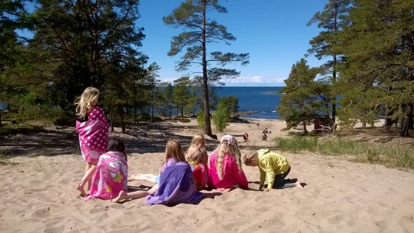 Barn i sanden vid Pörkenäs