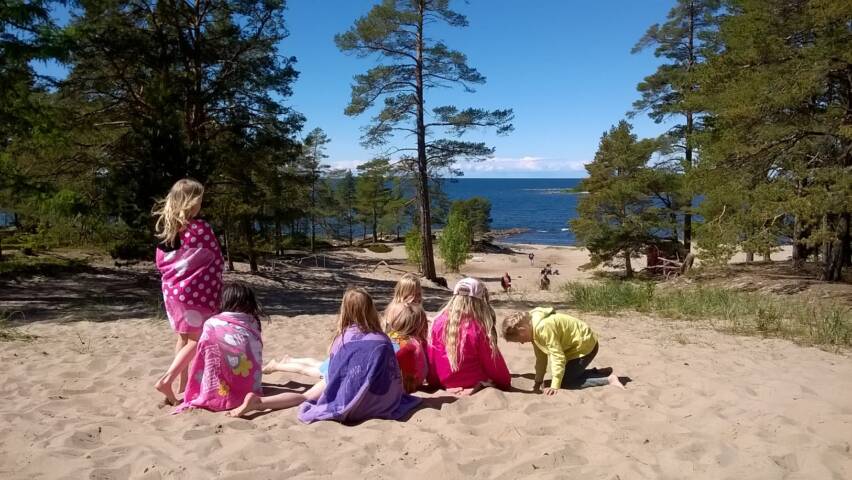 Barn i sanden vid Pörkenäs