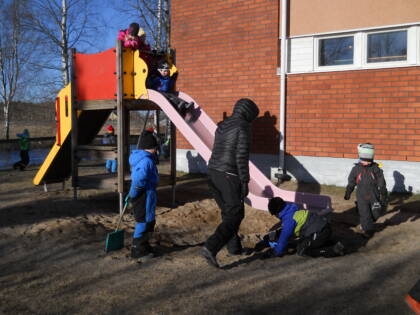 utelek vid Kållby dagklubb, barn som rutchar