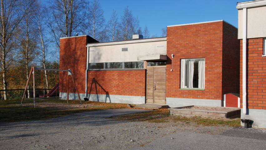 Kållby samlingssals röda tegelfasad.