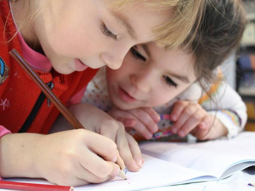 Lapsia piirtämässä