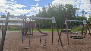 Jakobstads församlingscenter lekpark med gungor