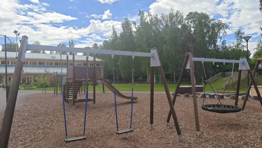 Jakobstads församlingscenter lekpark med gungor