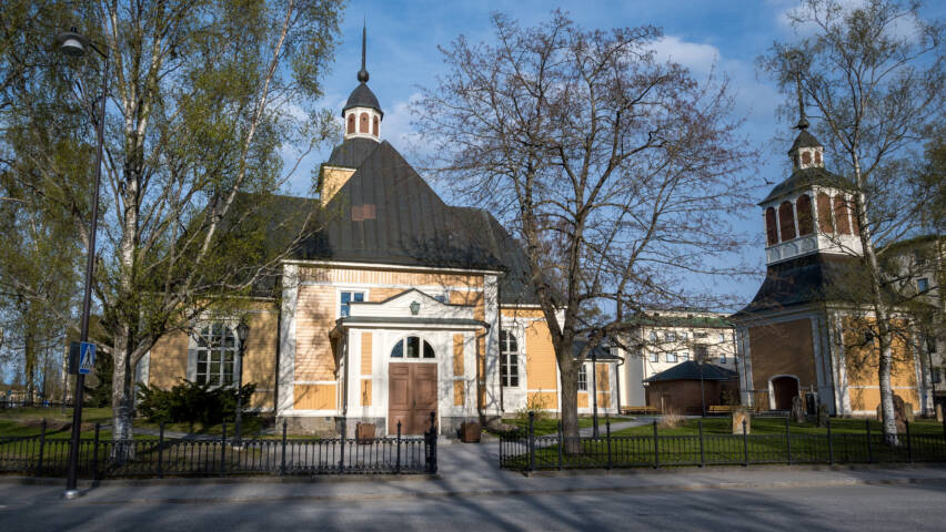 Pietarsaaren kirkko keltaisella ja valkoisella puujulkisivullaan.
