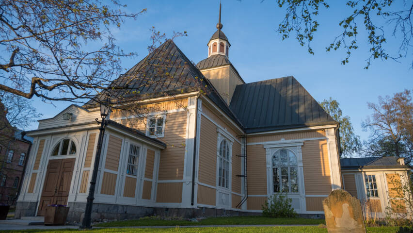 Jakobstads kyrka med sin gula och vita träfasad.