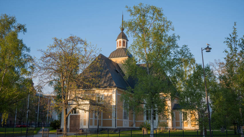 Jakobstads kyrka med sin gula och vita träfasad.