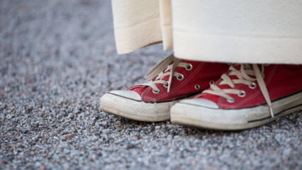 röda converse-skor med alba