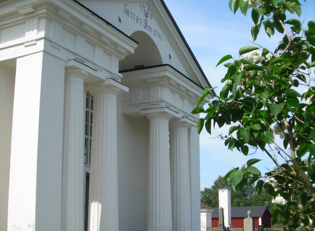 Pelarna vid ingången till Pedersöre kyrka