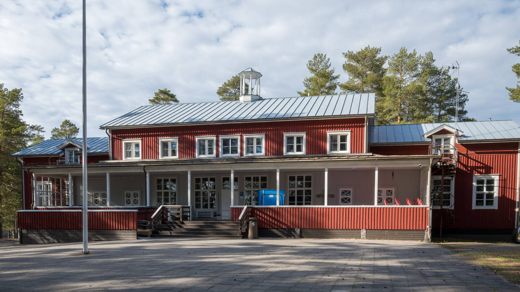 Den röda huvudbyggnaden vid Pörkenäs lägergård.