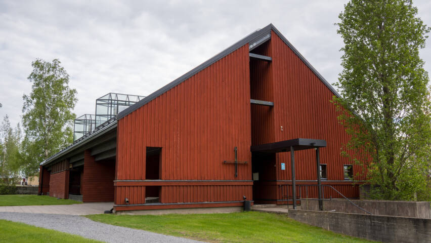 Purmo kyrkhem med sin röda träfasad.