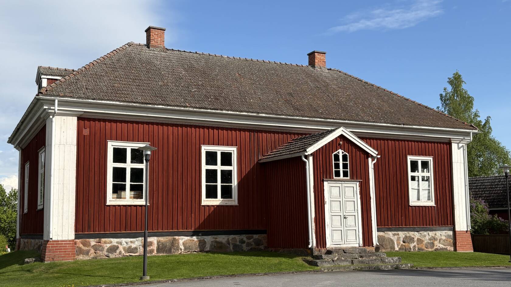 Pedersören Käräjätalo, jossa on punainen julkisivu ja valkoiset kulmat.