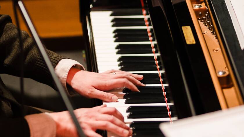 Nainen soittaa pianoa.