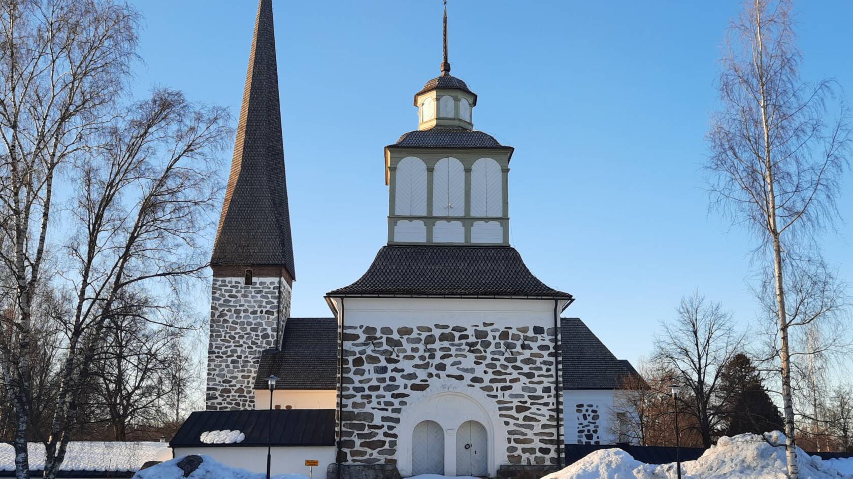 Klockstapeln och kyrkan