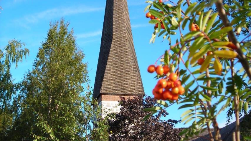 Höstbild av Pedersöre kyrka