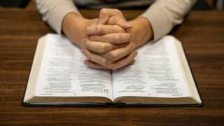 bibel, knäppta händer