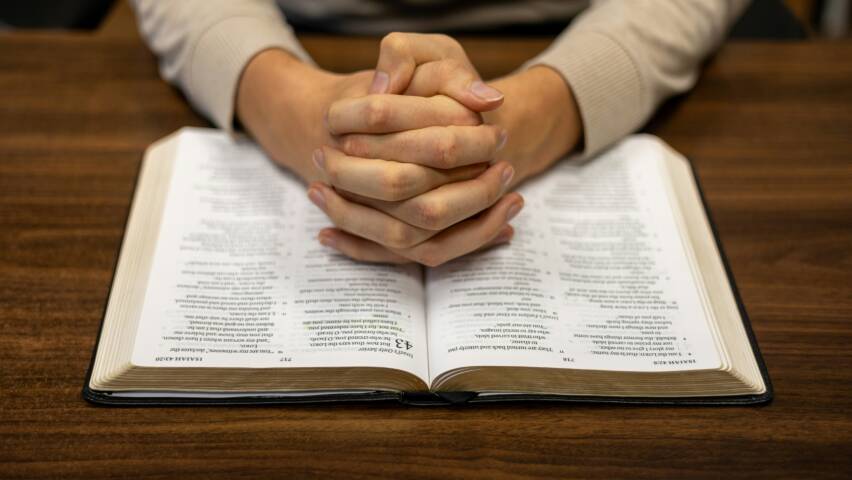 bibel, knäppta händer